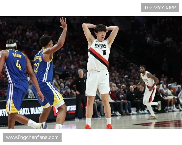 杨瀚森与亚当斯激烈对抗相撞倒地 头部受压后被迫退场